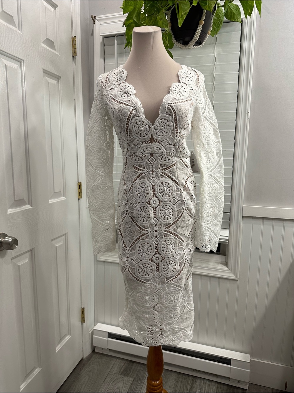 Love triangle lace White Crochet Lace V-Neck Long Sleeve Midi Dress